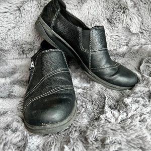 Clarks Sz 11 zippered slipon black leather